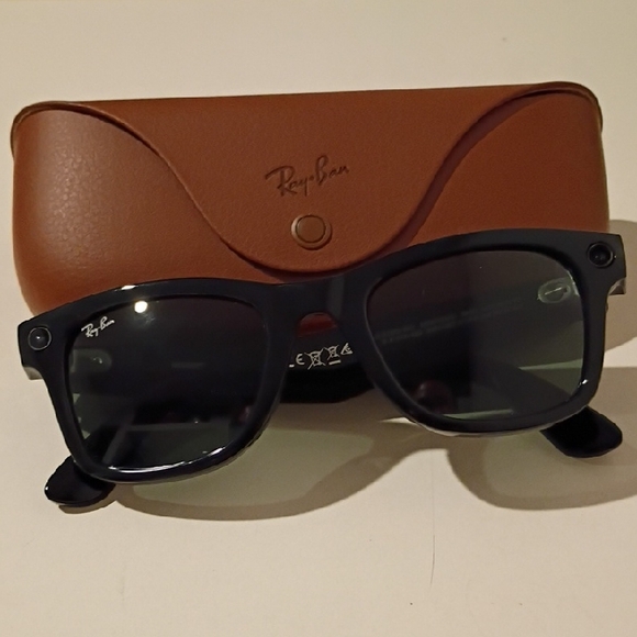 Ray-Ban Meta Wayfarer Gloss BlackSunglasses with Charging Case. Brand NEW! - Picture 1 of 8
